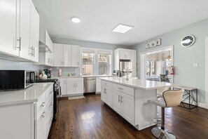 雪櫃、微波爐、焗爐、爐具