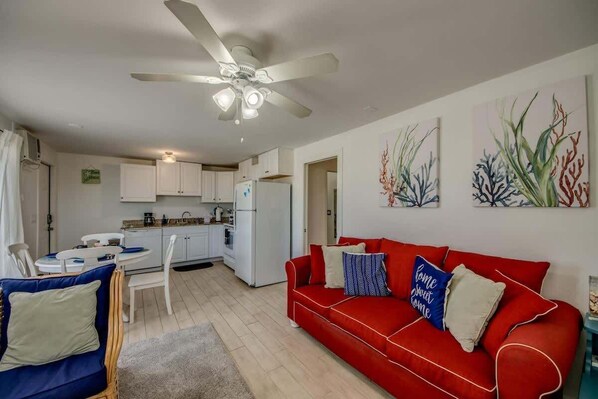 TV, offices - 17259 Whitewater - Pet Friendly Unit by Fort Myers (Fort Myers Beach)
