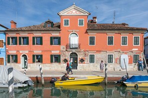 2 bedrooms - Wondrous Palazzetto 1619 in Magical Burano Island (Burano)