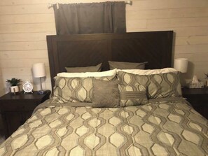 4 bedrooms, iron/ironing board, WiFi, bed sheets - Garfield 4 Bedroom Close To It All! (Sioux Falls)