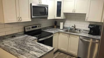 Frigorífico, microondas, placa de cocina y lavavajillas