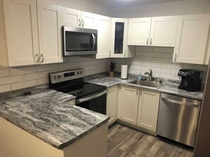 Fridge, microwave, stovetop, dishwasher - Garfield 4 Bedroom Close To It All! (Sioux Falls)