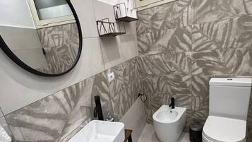 Douche, sĂšche-cheveux, bidet, serviettes fournies