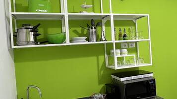 Réfrigérateur, micro-ondes, plaque de cuisson, cafetiÚre/bouilloire