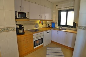 Jääkaappi, mikroaaltouuni, uuni, kahvin-/teenkeitin