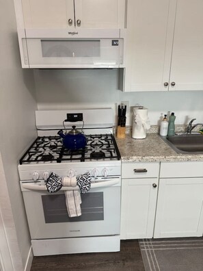 Fridge, microwave, oven, stovetop - The Summit: Downtown SLC/ Pets OK/ W&D/ Fireplace (Salt Lake City)