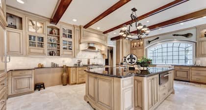 Tranquil Forest Chateau: hot spa, home theatre, outdoor bbq, w/ lush green views