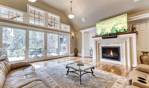 Smart TV, chimenea, libros y estéreo