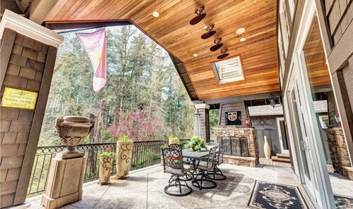 Tranquil Forest Chateau: hot spa, home theatre, outdoor bbq, w/ lush green views