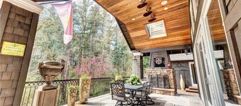 Tranquil Forest Chateau: hot spa, home theatre, outdoor bbq, w/ lush green views