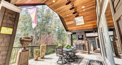 Tranquil Forest Chateau: hot spa, home theatre, outdoor bbq, w/ lush green views