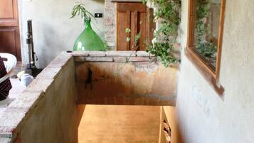 Frigorifero, forno, seggiolone, pentole/stoviglie/utensili