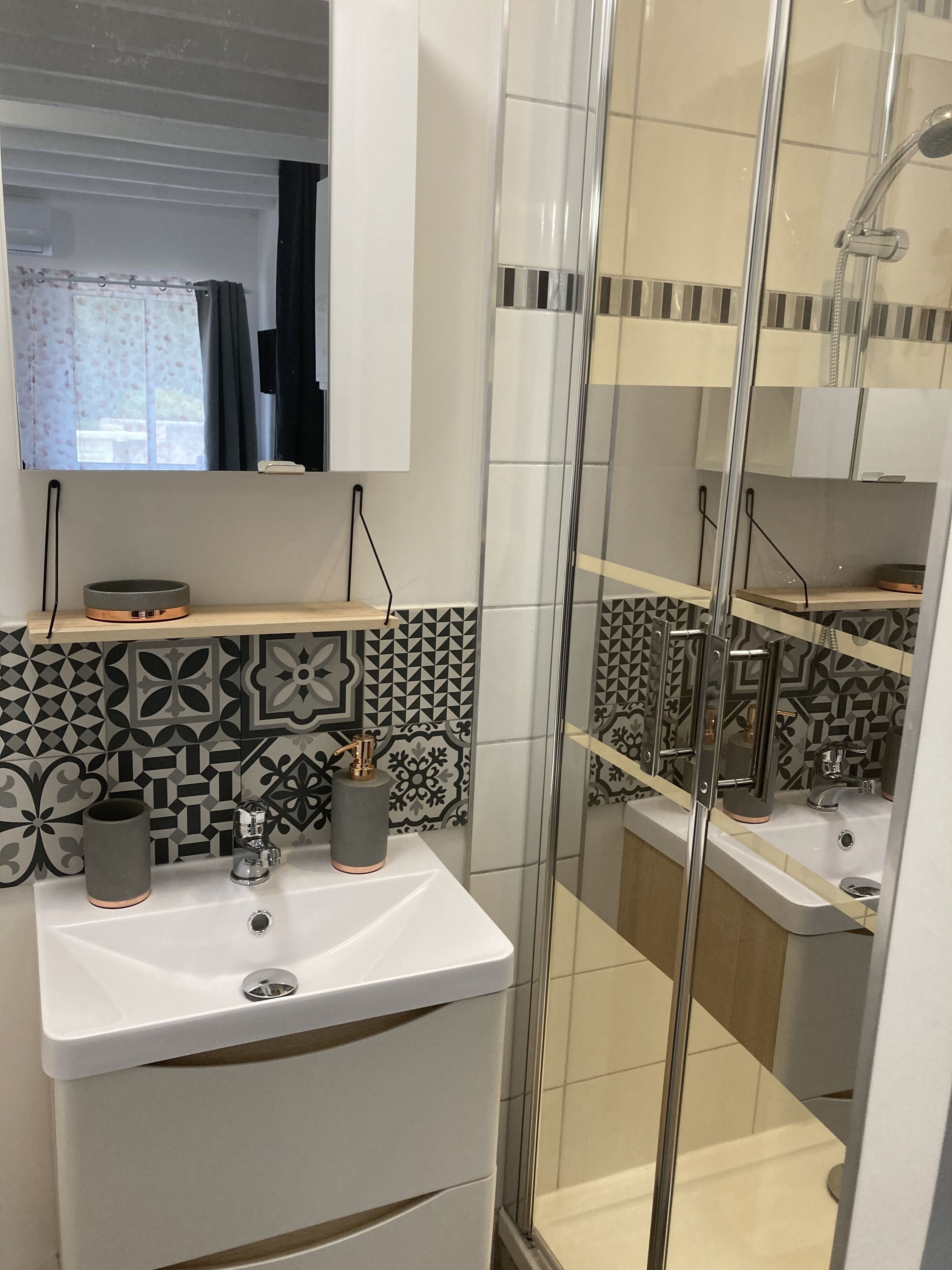 Haartrockner, Handtücher, Seife, Toilettenpapier