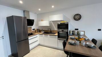 Réfrigérateur, micro-ondes, four, plaque de cuisson