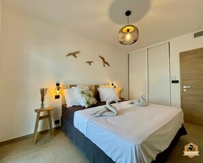 1 habitación, tabla de planchar con plancha y cuna de viaje 