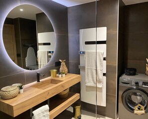 Shower, hair dryer, towels