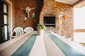 Outdoor dining - Great Location- 7 Bedroom Beach Cottage (Kidd's Beach)