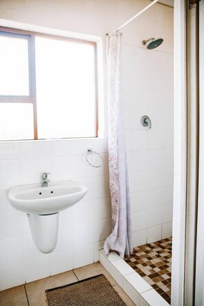 Douche, serviettes fournies