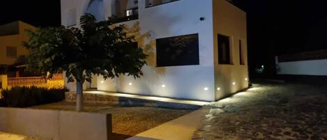 المنشأة من الخارج