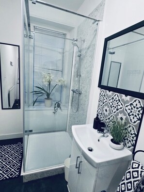 淋浴设施、吹风机