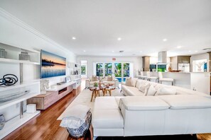 Smart TV, books - Heated Pool! WaterFront Home! 1 Mile To Beach! (Pompano Beach)