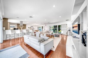 Smart TV, books - Heated Pool! WaterFront Home! 1 Mile To Beach! (Pompano Beach)