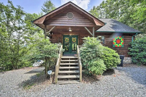 Mountain retreat w/ views & 4 min to city! Gas Fireplace~Pet Friendly~Games!