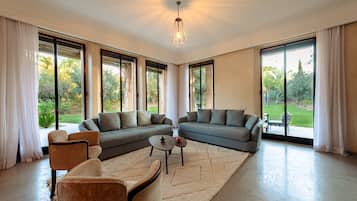 Villa Deluxe | Zona de estar | Una televisión de pantalla plana