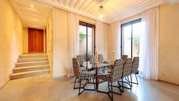 Villa Deluxe | Zona de estar | Una televisión de pantalla plana