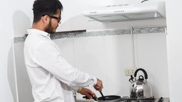 Bộ đồ giường cao cấp, chăn bông, minibar, bàn