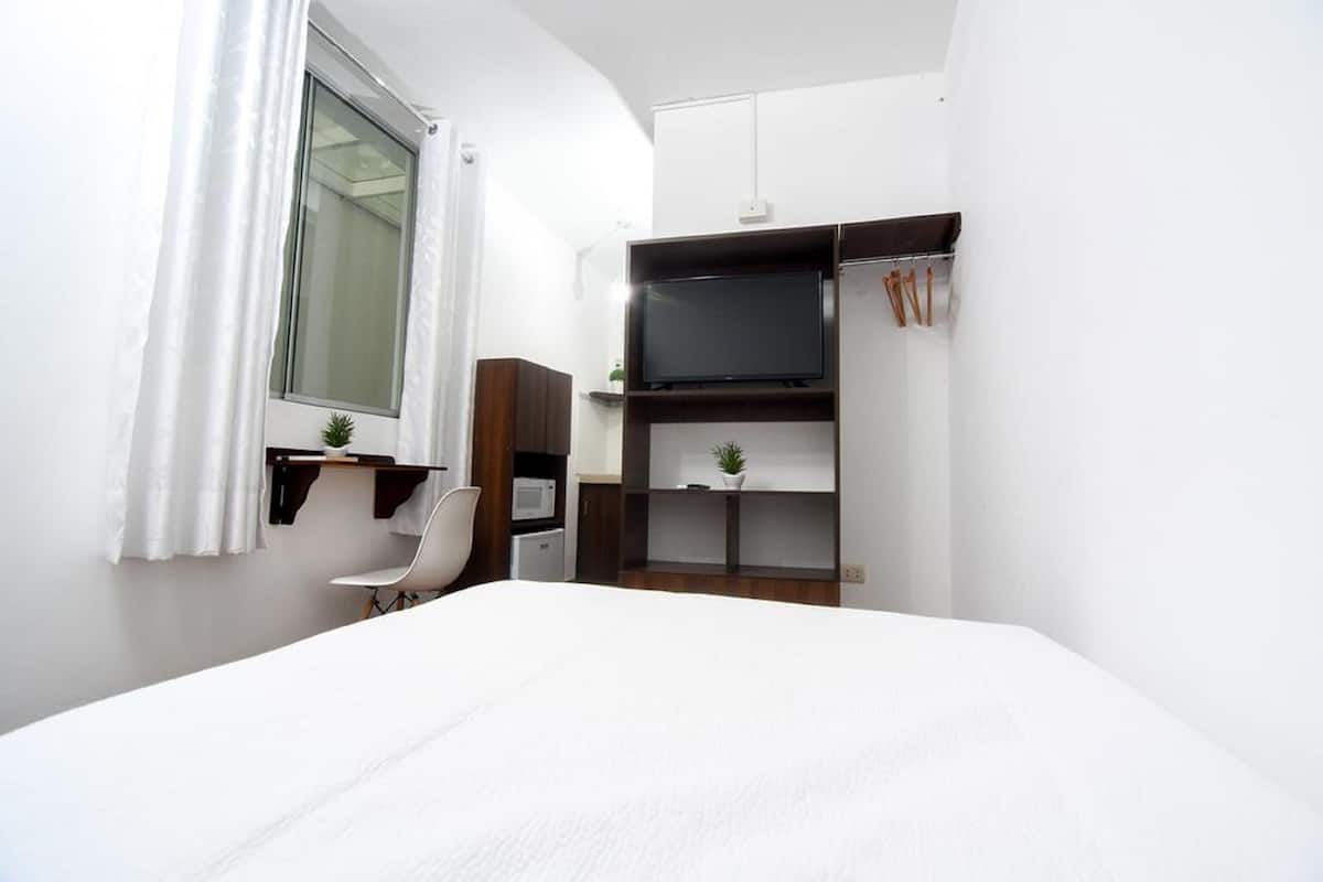 Estúdio executivo | Roupas de cama premium, edredons de pluma, frigobar, escrivaninha