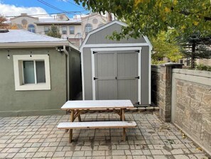 Outdoor dining - THE LIFTS: Downtown SLC! Fresh & Clean! Pets OK! (Salt Lake City)