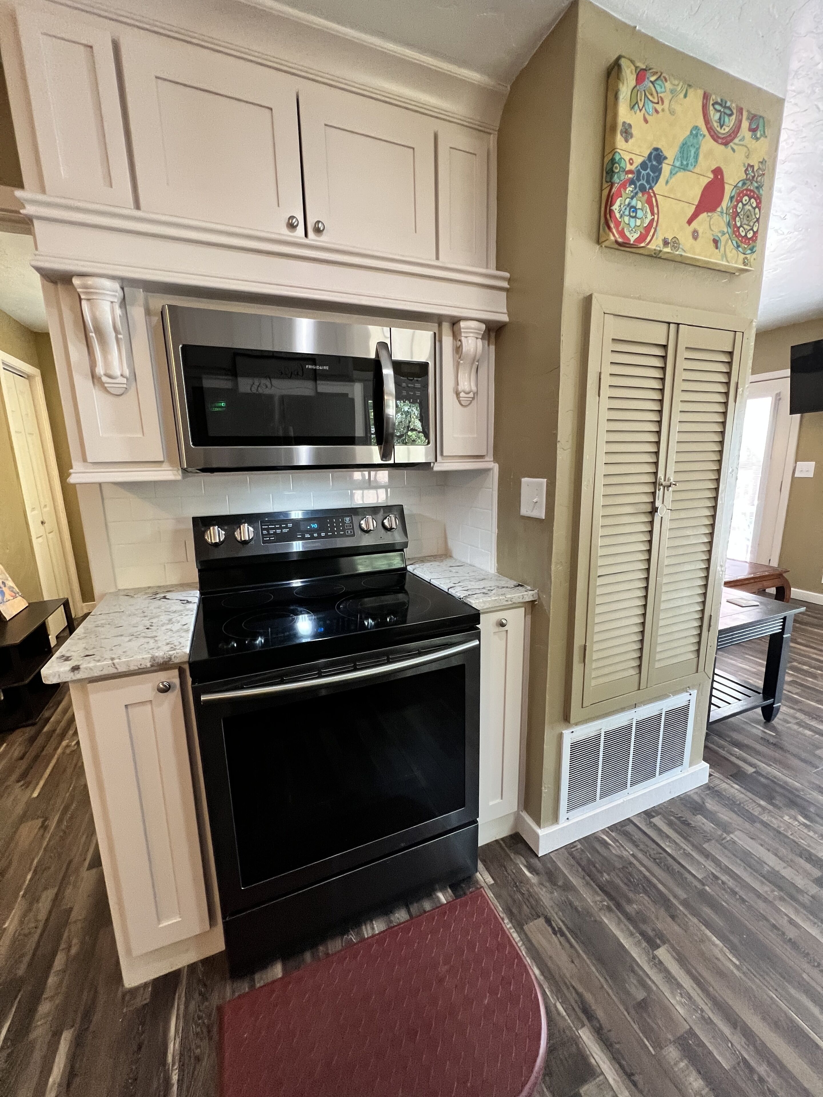 Jääkaappi, mikroaaltouuni, uuni, liesi