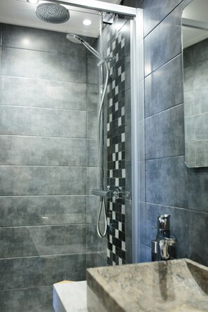 Een bad, een haardroger, handdoeken, shampoo