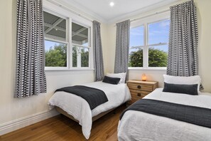 6 bedrooms, WiFi, bed sheets - Botham's Beauty - Blenheim Holiday Home (Blenheim)