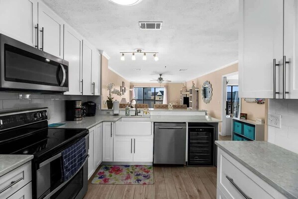 Refrigerador, microondas, horno y parrilla de estufa 