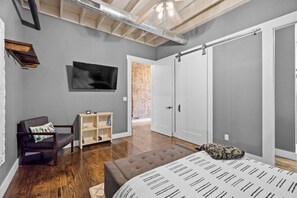 1 bedroom, desk, iron/ironing board, WiFi - Urban Loft #5 GRAY · Downtown Urban Loft above Restaurants & Boutiques (Perryville)