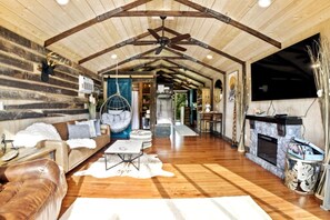 Televisie, een open haard en een stereo