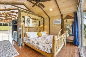 1 habitación, escritorio, tabla de planchar con plancha y wifi 