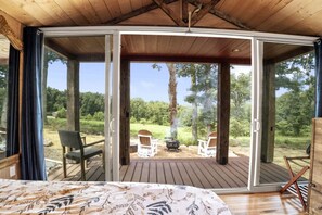 1 室のベッドルーム、デスク、遮光カーテン、アイロン / アイロン台