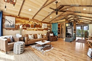 テレビ、暖炉、書庫、ステレオ