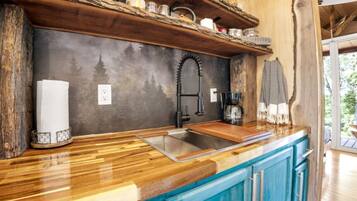 Fridge, oven, stovetop, coffee/tea maker