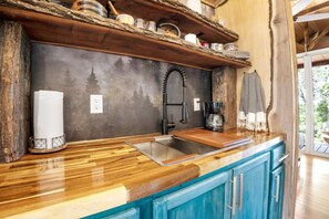 Fridge, oven, stovetop, coffee/tea maker