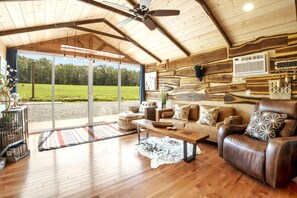 TV, fireplace, books, stereo - Tiny Houses of French Village Tranquil & Relaxing (French Village)