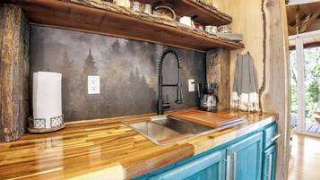 Frigorífico, horno, placa de cocina y cafetera o tetera