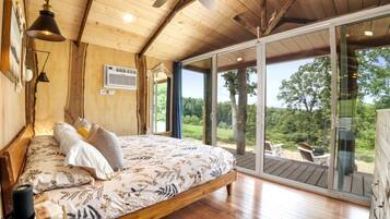 1 makuuhuone, työpöytä, silitysrauta/-lauta, vuodevaatteet