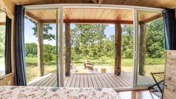 1 dormitori, escriptori, planxa i posts de planxar i roba de llit