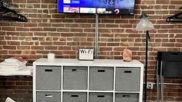 Escritorio, tabla de planchar con plancha, cuna de viaje y wifi