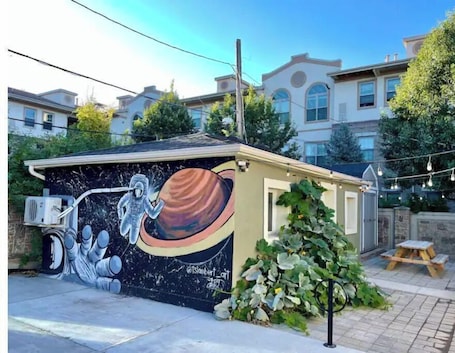 Exterior. The Carriage House: Downtown, SLC! Clean & Fresh! Pets OK!