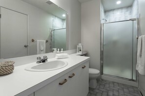 Dusche, Whirlpool, Haartrockner, Handtücher